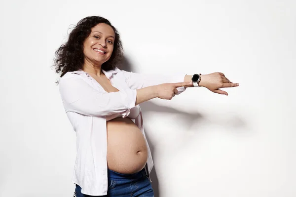 Glad Medelålders Gravid Kvinna Veckors Graviditet Väntar Barn Står Bara — Stockfoto