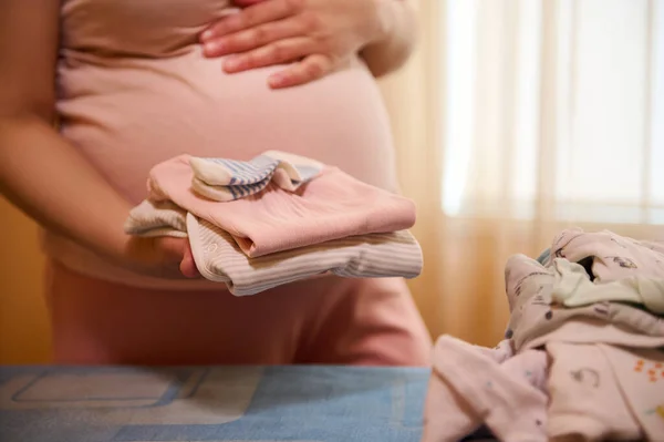 Rincian Tentang Ditumpuk Bodysuits Disetrika Untuk Bayi Yang Baru Lahir — Stok Foto