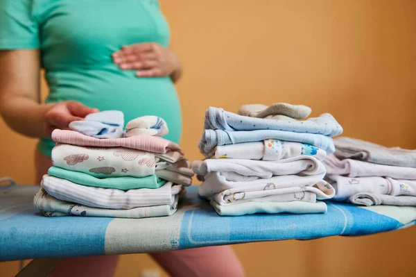 Setumpuk Pakaian Bayi Bersih Terlipat Papan Setrika Dengan Latar Belakang — Stok Foto