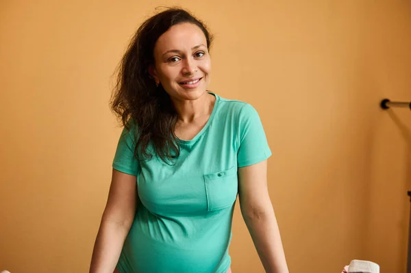Multi Etnis Cantik Cantik Wanita Hamil Mengharapkan Ibu Lelah Oleh — Stok Foto