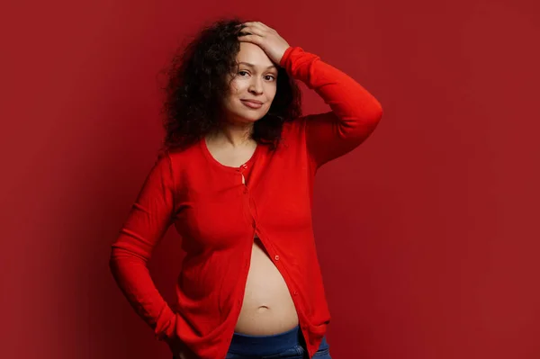 Zelfverzekerd Portret Van Een Gekruld Multi Etnische Brunette Mooie Zwangere — Stockfoto