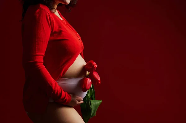 Närbild Gravid Kvinna Klädd Röd Skjorta Och Vita Underkläder Hålla — Stockfoto