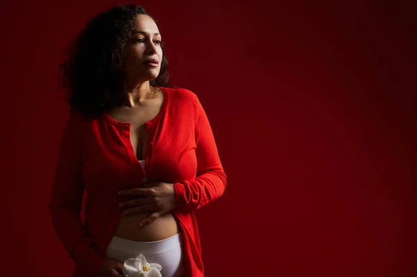 Aantrekkelijke Zwangere Vrouw Met Rode Kleren Kale Buik Met Een — Stockfoto