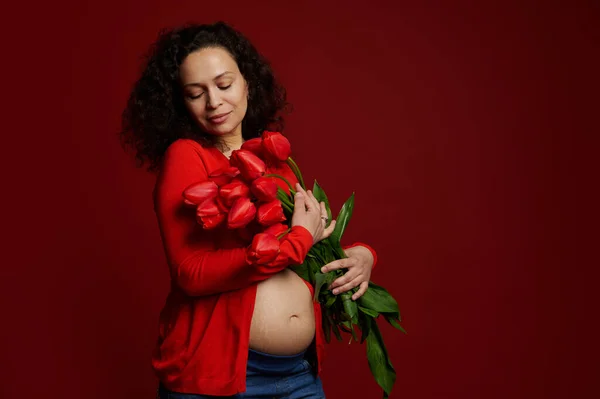 Elragadó Csinos Várandós Anya Terhes Egy Csomó Vörös Tulipánnal Csupasz — Stock Fotó