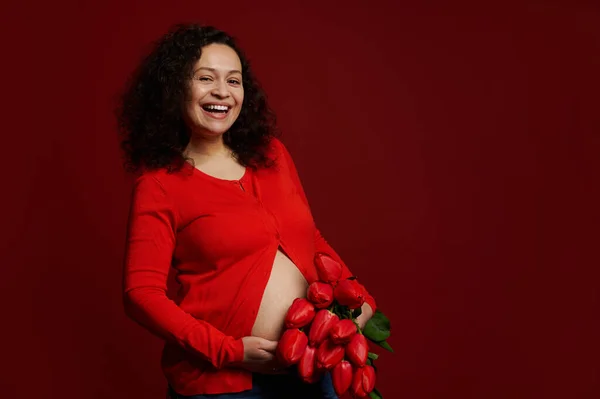 Autentiskt Porträtt Glada Leende Gravid Kvinna Med Stor Mage Förväntansfull — Stockfoto