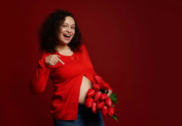 Överlycklig Glad Glad Etnisk Gravid Kvinna Med Bukett Röda Tulpan — Stockfoto