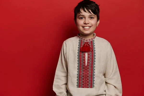 Portret Van Glimlachende Blanke Tiener Jongen Oekraïense Traditionele Geborduurde Linnen — Stockfoto