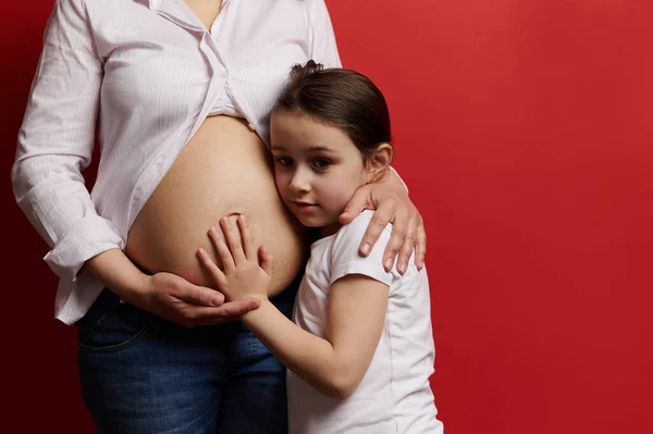 Madre Embarazada Cerca Abrazando Suavemente Hija Que Está Tocando Vientre — Foto de Stock