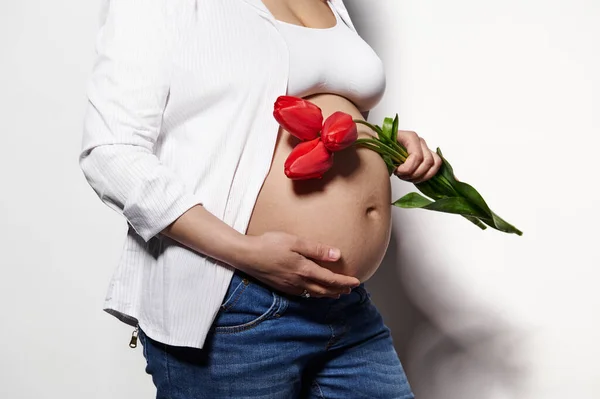 Nær Gravid Mage Med Strekkmerker Gravid Kvinne Forventet Mor Som – stockfoto