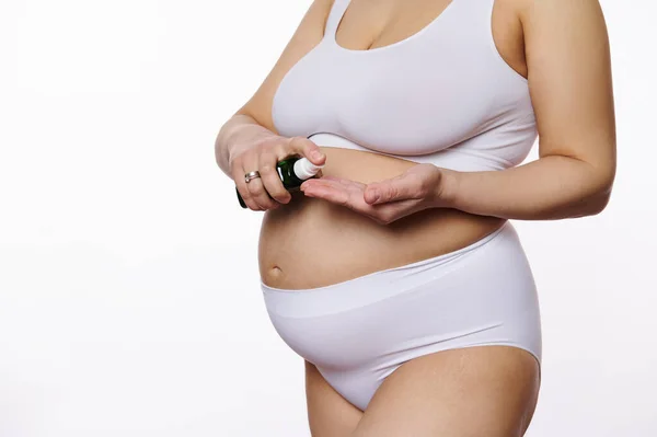 Primer Plano Mujer Embarazada Lencería Blanca Apretando Poco Aceite Masaje — Foto de Stock