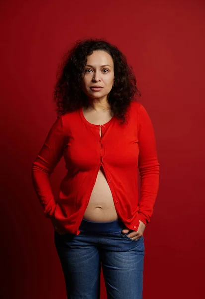 Confiant Élégant Latino Américaine Jeune Femme Enceinte Portant Chemise Rouge — Photo