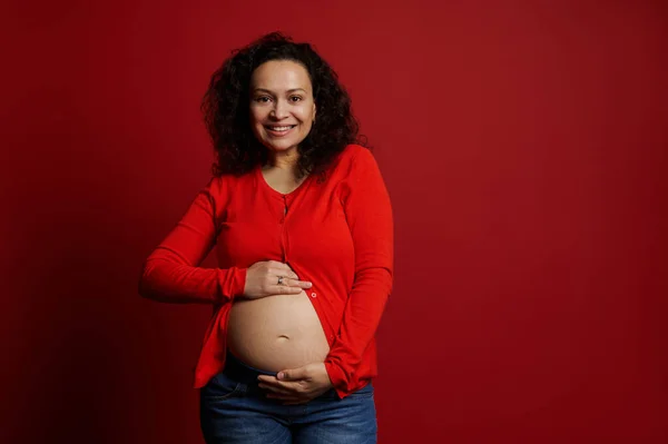 Morena Guapa Pelo Rizado Positivo Mujer Embarazada Encantadora Madre Embarazada — Foto de Stock
