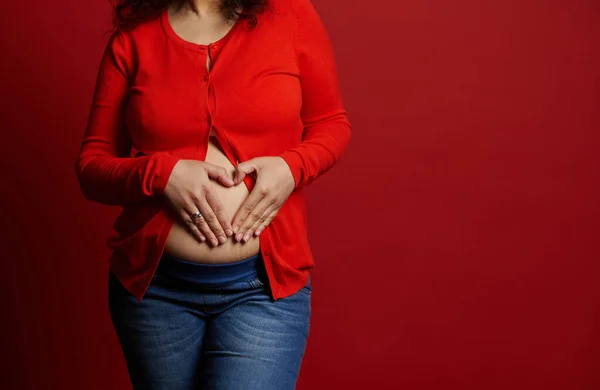 Close Zwangere Vrouw Casual Kleding Maakt Hartvorm Met Haar Handen — Stockfoto