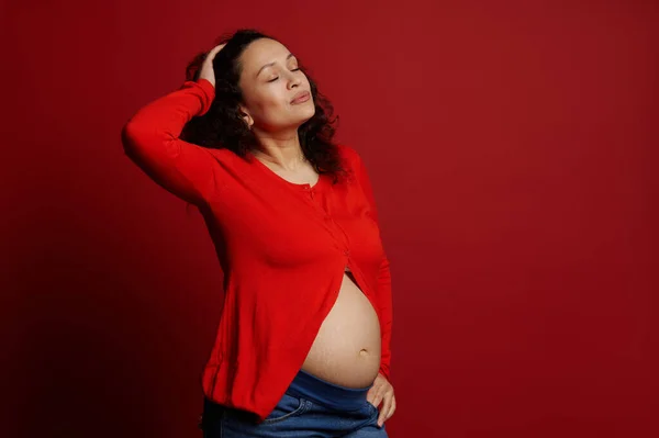 Moda Portret Wielonarodowej Pięknej Kobiety Ciąży Oczekującej Matki Pozowanie Zamkniętymi — Zdjęcie stockowe