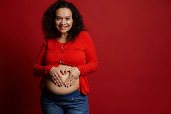 Encantadora Mujer Embarazada Adulta Con Camisa Roja Jeans Azules Mostrando — Foto de Stock