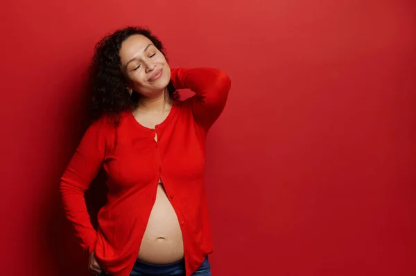 Förtjusande Gravid Kvinna Med Slutna Ögon Njuta Glada Stunder Graviditet — Stockfoto