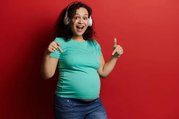 Gelukkig Dolblij Zwangere Vrouw Draagt Blauw Shirt Casual Jeans Luistert — Stockfoto