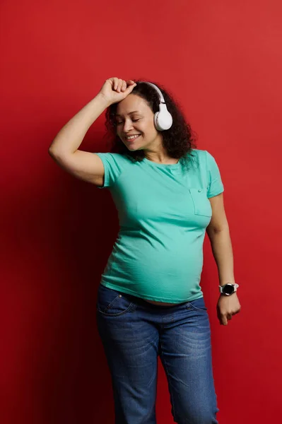 Volwassen Zwangere Vrouw Casual Kleding Dansen Tijdens Het Luisteren Naar — Stockfoto