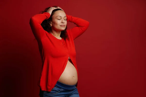 Moda Portret Uroczej Dorosłej Kobiety Ciąży Oczekującej Matki Pozowanie Zamkniętymi — Zdjęcie stockowe