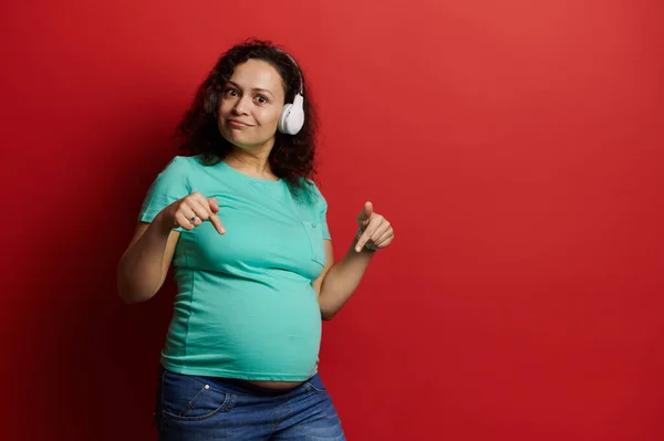Charmante Volwassen Multi Etnische Zwangere Vrouw Blauw Shirt Jeans Tonen — Stockfoto