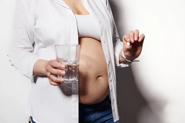 Zbliżenie Kobiety Ciąży Trzymając Szklankę Wody Pigułki Medycznej Witamin Minerałów — Zdjęcie stockowe