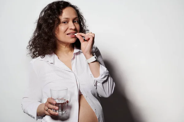Όμορφη Πολυεθνική Ενήλικη Έγκυος Γυναίκα Λαμβάνοντας Ιατρικό Χάπι Βιταμίνες Και — Φωτογραφία Αρχείου