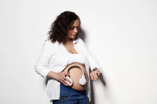 Gravid Multietnisk Kvinna Förväntansfull Mamma Placera Hörlurar Hennes Nakna Mage — Stockfoto