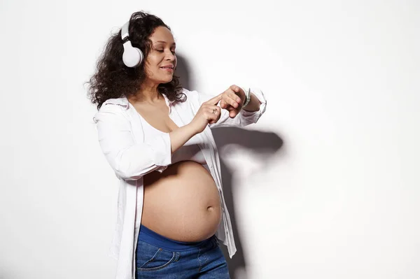 Leende Gravid Kvinna Med Stor Mage Avancerad Graviditet Bär Trådlös — Stockfoto