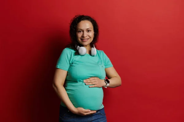 Piękna Kobieta Ciąży Oczekująca Matka Ciężka Kobieta Dłońmi Brzuchu Szczęśliwa — Zdjęcie stockowe