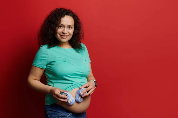 Latinamerikan Gravid Söt Kvinna Försiktigt Röra Vid Magen Ler Mot — Stockfoto