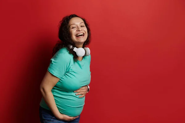 Χαρούμενη Πολυεθνική Ενήλικη Έγκυος Γυναίκα Casual Ρούχα Και Ασύρματα Ακουστικά — Φωτογραφία Αρχείου