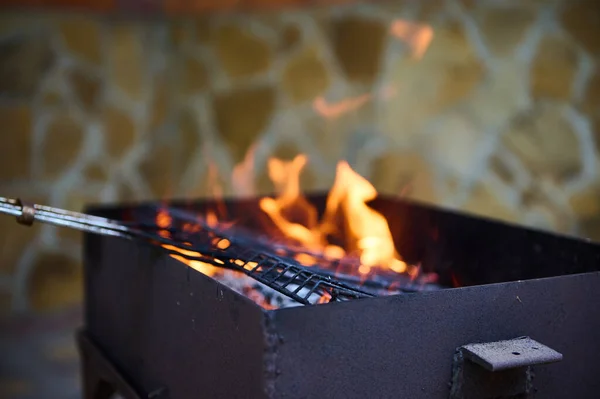 Empty Flaming Charcoal Grill Open Fire Ready Product Placement Concept — Stock Photo, Image