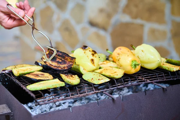 Close Male Hand Reversing Slice Zucchini While Grilling Vegetables Flaming — Stock Photo, Image