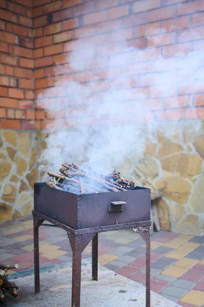 Churrasqueira Com Carvão Fumaça Flamejante Quintal Contra Fundo Tijolos Parede — Fotografia de Stock