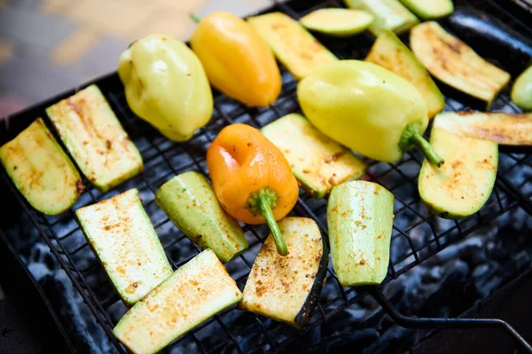 焼き石炭の上においしい焼き野菜の盛り合わせ バーベキューパーティーだ バーベキューグリル バーベキュー 食べ物の背景 健康的な食事 調理室だ ピクニックの屋外 まだ生きてる 選択的焦点 — ストック写真