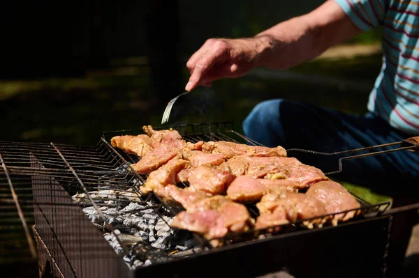 接近中だ 選択的フォーカス 男は食べ物を焼くバーベキューグリルの石炭の上に肉 バーベキューだ バーベキュー屋外で 食べ物だ 栄養士 — ストック写真