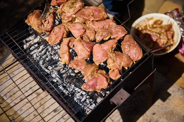 バーベキューで石炭の上にグレート上のグリルケバブや肉のトップビュー バーベキューだ バーベキュー屋外で 食べ物だ 栄養士 — ストック写真