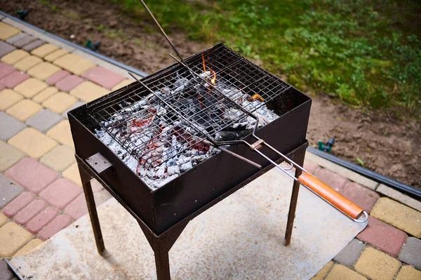裏庭のバーベキューグリルで炎の炭の上に空のグリルグレートを表示し マリネ食品を配置する準備ができています 夏は概念を冷ます ピクニックだ 調理室だ バーベキューグリルパーティー バーベキュー 静物画 — ストック写真