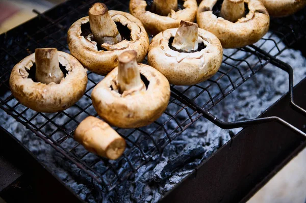 バーベキューグリルで炭の上にグリルキノコのクローズアップビュー 食べ物の背景 健康的な食事 夏のピクニックと寒さの概念 — ストック写真