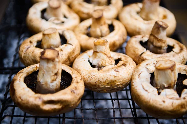 맛있는 샴푸니온 버섯의 사진은 뒷마당 Bbq 파티에서 불타는 바베큐그릴 위에서 — 스톡 사진