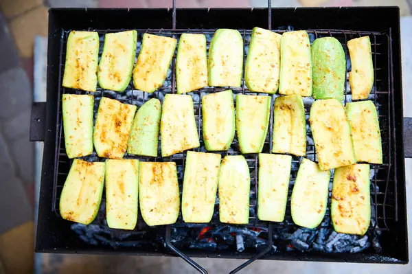 보이는 바베큐 채식주의자 채식주의자 채식주의자의 음식에 카치니의 양념으로 양념을 조각들 — 스톡 사진