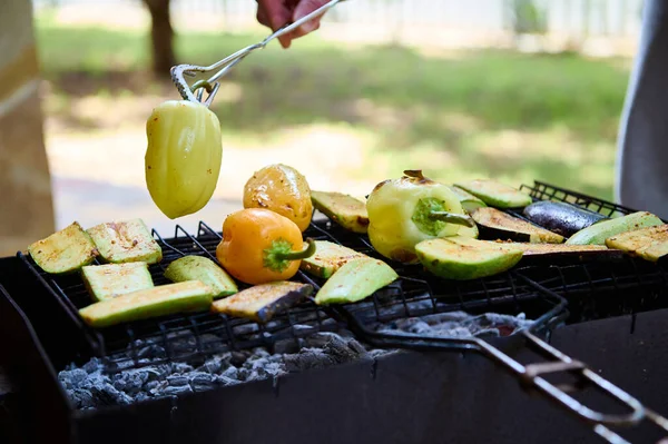 露天烧烤蔬菜 在燃烧的木炭烤架上烤 有选择的重点 将另一边的胡椒倒置 同时在烧烤烤架上准备腌制的食物 烧烤派对 粮食概念 — 图库照片