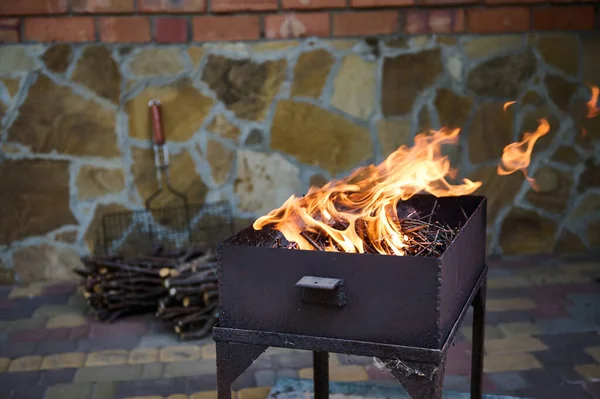 Grillsütő Régi Grillsütővel Élelmiszer Előkészítő Koncepció Nagy Tűzzel Grill Kertben — Stock Fotó
