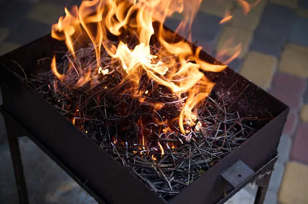Eski Izgaralı Barbekü Ateşinin Yakın Çekim Görüntüsü Arka Bahçede Barbekü — Stok fotoğraf