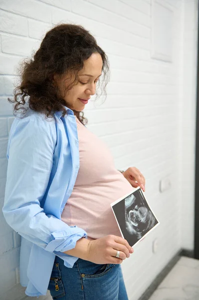 Wanita Hamil Multi Etnis Yang Percaya Diri Memegang Ultrasonografi Bayinya — Stok Foto