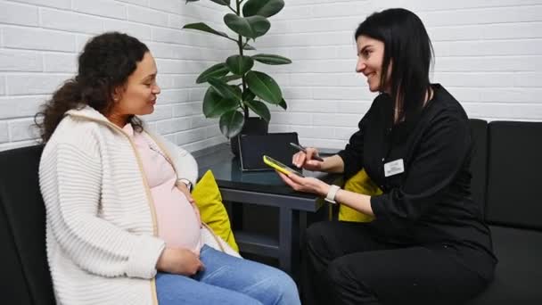 Bir Jinekoloji Kliniğinin Bekleme Odasında Yetişkin Hamile Bir Kadın Karnına — Stok video