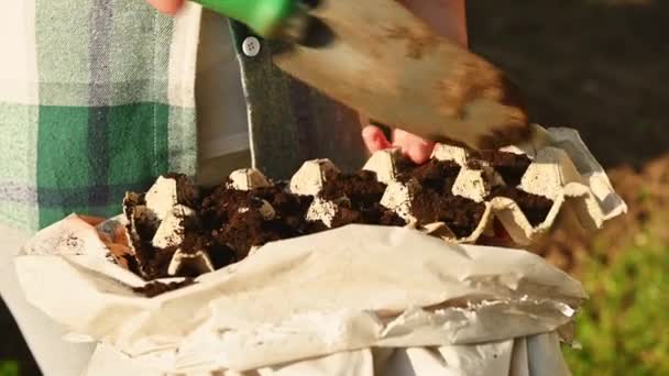 Kesik Manzara Tohum Ekmek Için Gübrelenmiş Kara Toprağı Biyolojik Olarak — Stok video