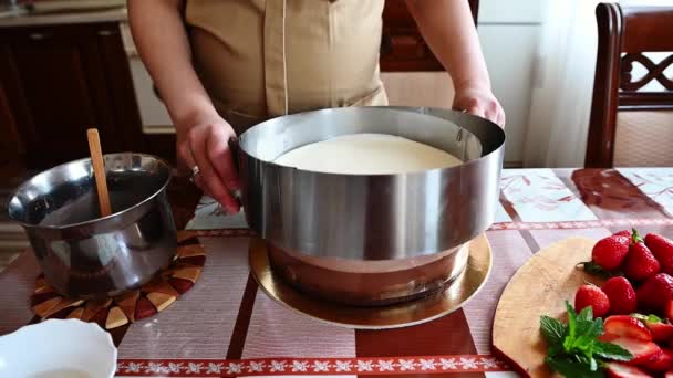 Zbliżenie Gospodyni Domowa Cukiernik Szefa Kuchni Beżowym Fartuchu Zdejmujący Odpinaną — Wideo stockowe