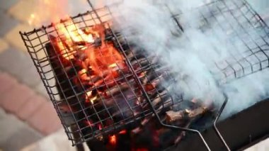 Yanan kömür ızgarası ve açık ateş, ürün yerleştirmeye hazır. Yaz barbeküsü, barbekü, barbekü ve parti kavramı. Seçici odaklanma. Üst görünümü kapat