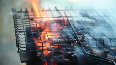 Yakın çekim, yanan kömür ızgarası, açık ateş, ürün yerleştirmeye hazır. - Evet. Yaz ızgaraları konsepti serinletiyor. Barbekü. Barbekü partisi